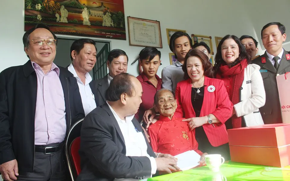 Thủ tướng thăm hỏi, tặng quà Tết cho đồng bào dân tộc thiểu số tỉnh Đắk Nông - Ảnh 1. Thủ tướng thăm hỏi, tặng quà Tết cho đồng bào dân tộc thiểu số tỉnh Đắk Nông - Ảnh 1.