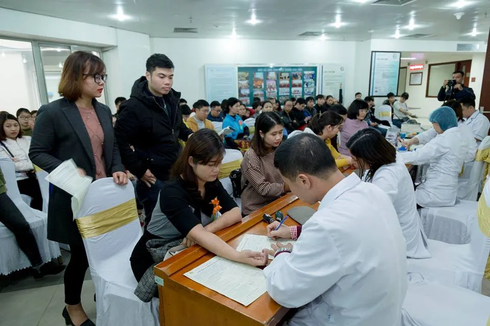 Hàng trăm người tham gia hiến máu, giúp tăng dự trự nhóm máu O đang bị thiếu - Ảnh 3. Hàng trăm người tham gia hiến máu, giúp tăng dự trự nhóm máu O đang bị thiếu - Ảnh 3.