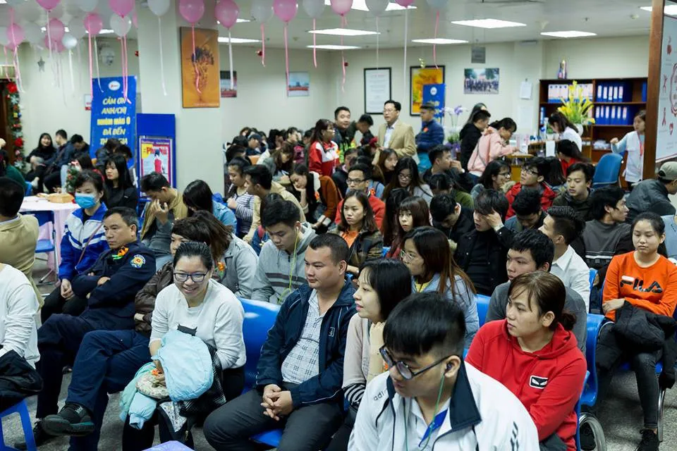 Hàng trăm người tham gia hiến máu, giúp tăng dự trự nhóm máu O đang bị thiếu - Ảnh 2. Hàng trăm người tham gia hiến máu, giúp tăng dự trự nhóm máu O đang bị thiếu - Ảnh 2.
