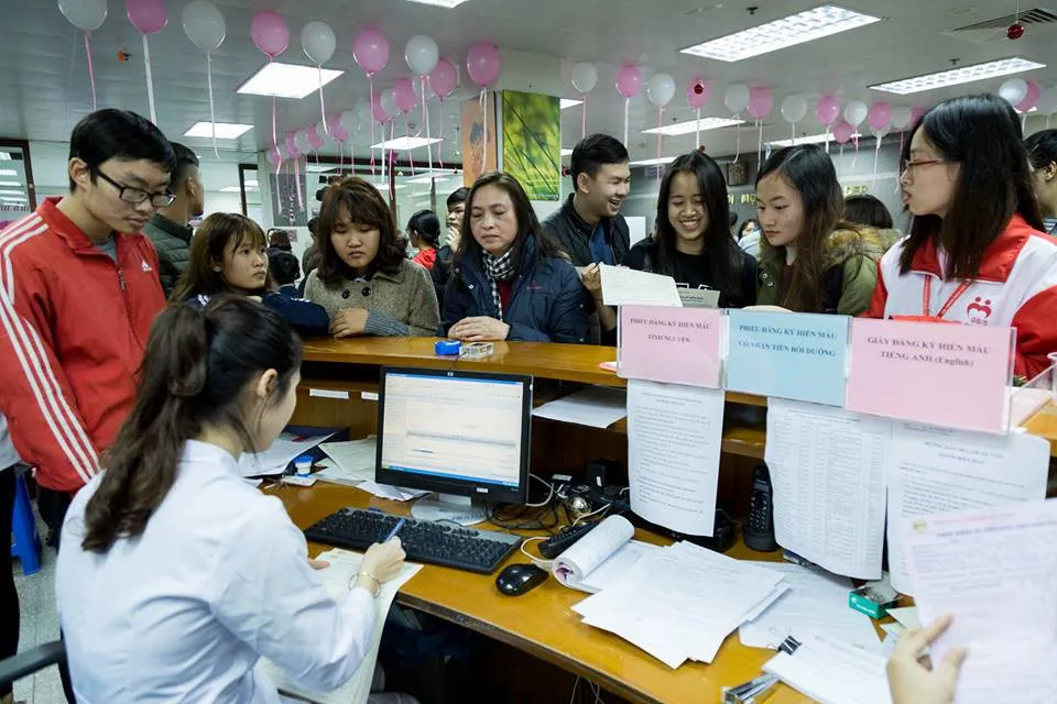 Hàng trăm người tham gia hiến máu, giúp tăng dự trự nhóm máu O đang bị thiếu - Ảnh 1. Hàng trăm người tham gia hiến máu, giúp tăng dự trự nhóm máu O đang bị thiếu - Ảnh 1.