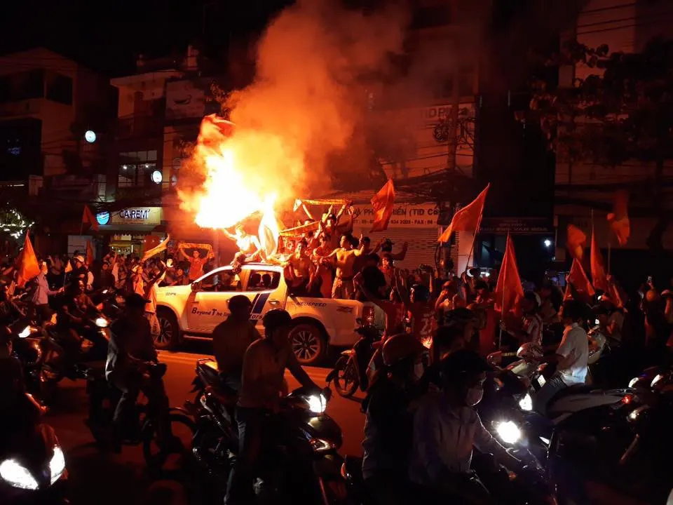Rừng cờ hoa trên đường phố mừng kỳ tích của U23 Việt Nam - Ảnh 3. Rừng cờ hoa trên đường phố mừng kỳ tích của U23 Việt Nam - Ảnh 3.