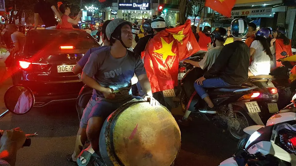 Rừng cờ hoa trên đường phố mừng kỳ tích của U23 Việt Nam - Ảnh 2. Rừng cờ hoa trên đường phố mừng kỳ tích của U23 Việt Nam - Ảnh 2.