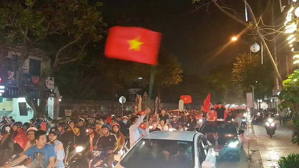 Rừng cờ hoa trên đường phố mừng kỳ tích của U23 Việt Nam - Ảnh 1. Rừng cờ hoa trên đường phố mừng kỳ tích của U23 Việt Nam - Ảnh 1.