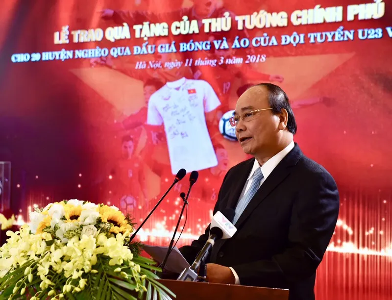 Tiền đấu giá áo và bóng ĐT U23 Việt Nam được trao cho 20 huyện nghèo - Ảnh 1.