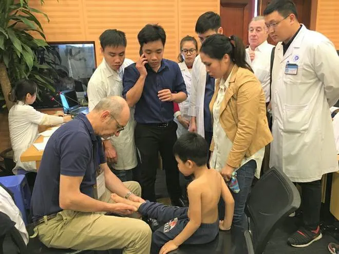 Khám miễn phí và hỗ trợ điều trị cho các bệnh nhi bị dị tật - Ảnh 2.