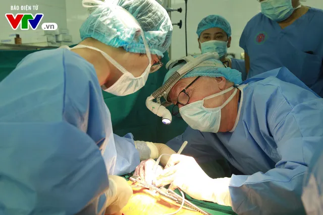 Ca ghép phổi từ người cho chết não đầu tiên tại Việt Nam - Ảnh 2. Ca ghép phổi từ người cho chết não đầu tiên tại Việt Nam - Ảnh 2.