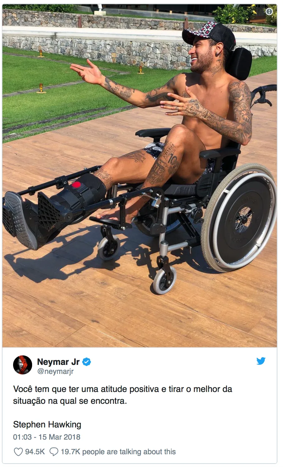 Neymar nhận gạch xây nhà vì vô lễ với Stephen Hawking - Ảnh 2. Neymar nhận gạch xây nhà vì vô lễ với Stephen Hawking - Ảnh 2.