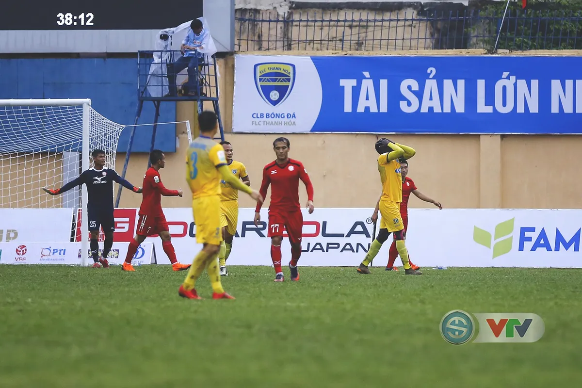 ẢNH: Đình Tùng tỏa sáng, FLC Thanh Hóa giành 3 điểm đầu tiên - Ảnh 10.