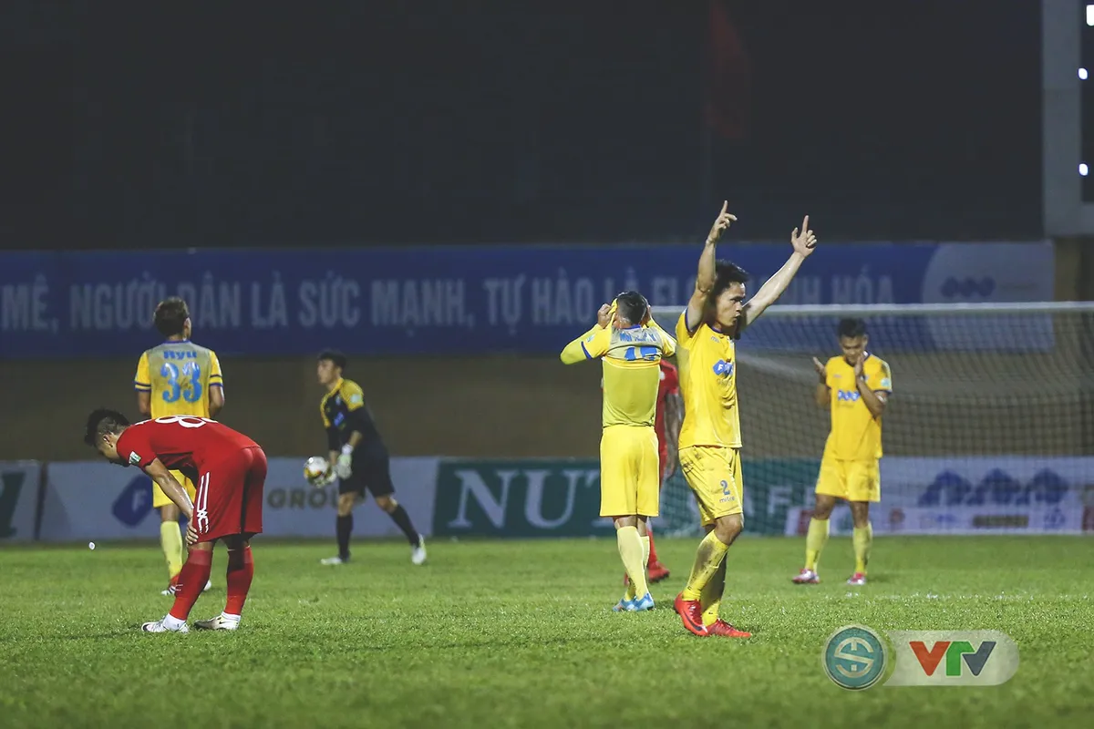 ẢNH: Đình Tùng tỏa sáng, FLC Thanh Hóa giành 3 điểm đầu tiên - Ảnh 20.