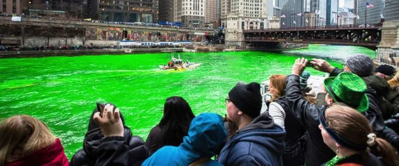 Nhuộm xanh d&ograve;ng s&ocirc;ng Chicago mừng ng&agrave;y Th&aacute;nh Patrick - Ảnh 1.