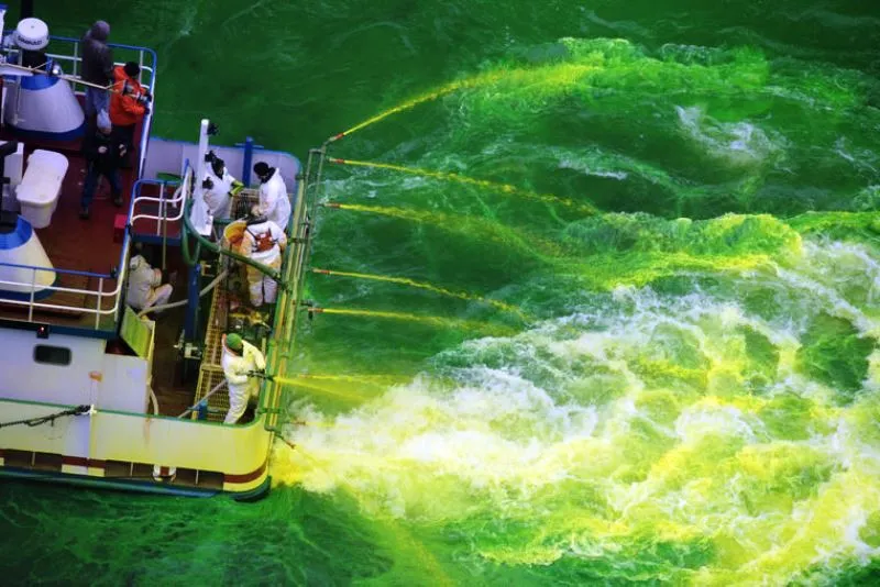 Nhuộm xanh d&ograve;ng s&ocirc;ng Chicago mừng ng&agrave;y Th&aacute;nh Patrick - Ảnh 2.