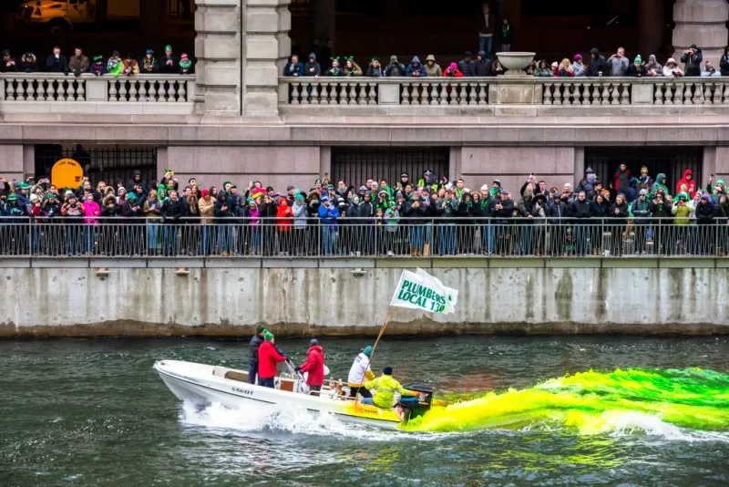 Nhuộm xanh d&ograve;ng s&ocirc;ng Chicago mừng ng&agrave;y Th&aacute;nh Patrick - Ảnh 4.