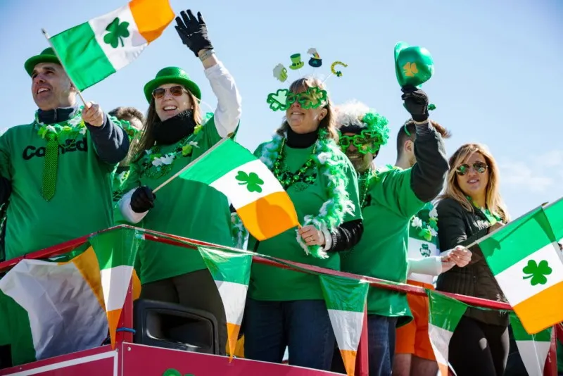 Nhuộm xanh d&ograve;ng s&ocirc;ng Chicago mừng ng&agrave;y Th&aacute;nh Patrick - Ảnh 5.