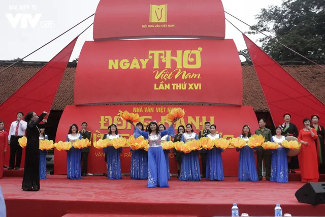 Văn Miếu rộn ràng trong ngày hội thơ 2018 - Ảnh 3.