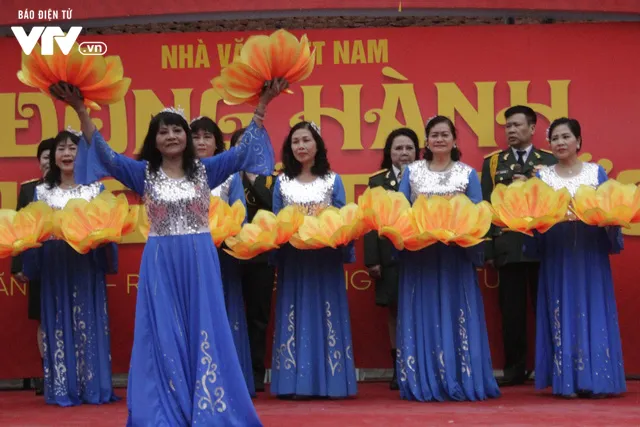 Văn Miếu rộn ràng trong ngày hội thơ 2018 - Ảnh 4.