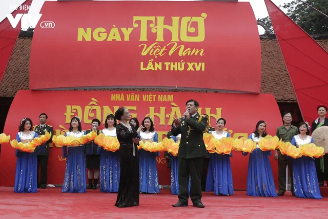 Văn Miếu rộn ràng trong ngày hội thơ 2018 - Ảnh 5.