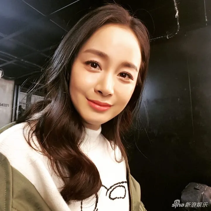 Kim Tae Hee lần đầu xuất hiện sau thời gian nghỉ sinh - Ảnh 2.