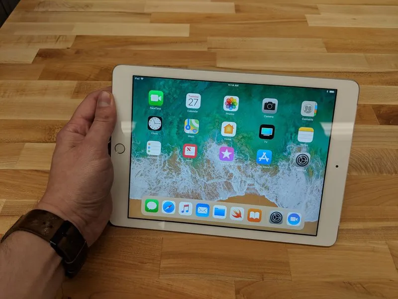 Apple ra mắt iPad 9,7 inch mới, giá siêu rẻ - Ảnh 1.