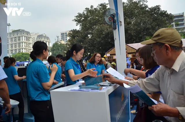 Hàng trăm người xếp hàng săn vé máy bay giá rẻ - Ảnh 9.