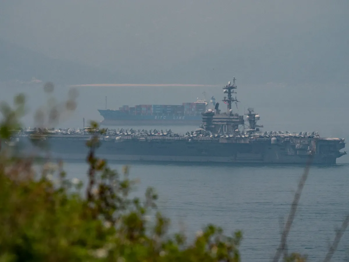 Tàu sân bay Mỹ USS Carl Vinson đã neo đậu trong vịnh Đà Nẵng - Ảnh 5. Tàu sân bay Mỹ USS Carl Vinson đã neo đậu trong vịnh Đà Nẵng - Ảnh 5.