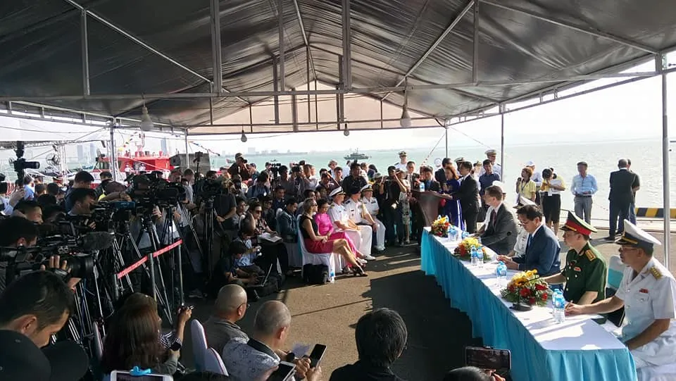 Tàu sân bay Mỹ USS Carl Vinson đã neo đậu trong vịnh Đà Nẵng - Ảnh 1. Tàu sân bay Mỹ USS Carl Vinson đã neo đậu trong vịnh Đà Nẵng - Ảnh 1.