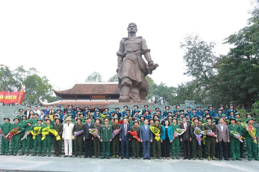 Gần 3.500 thanh niên Hà Nội lên đường nhập ngũ: Bịn rịn giờ chia tay - Ảnh 1.