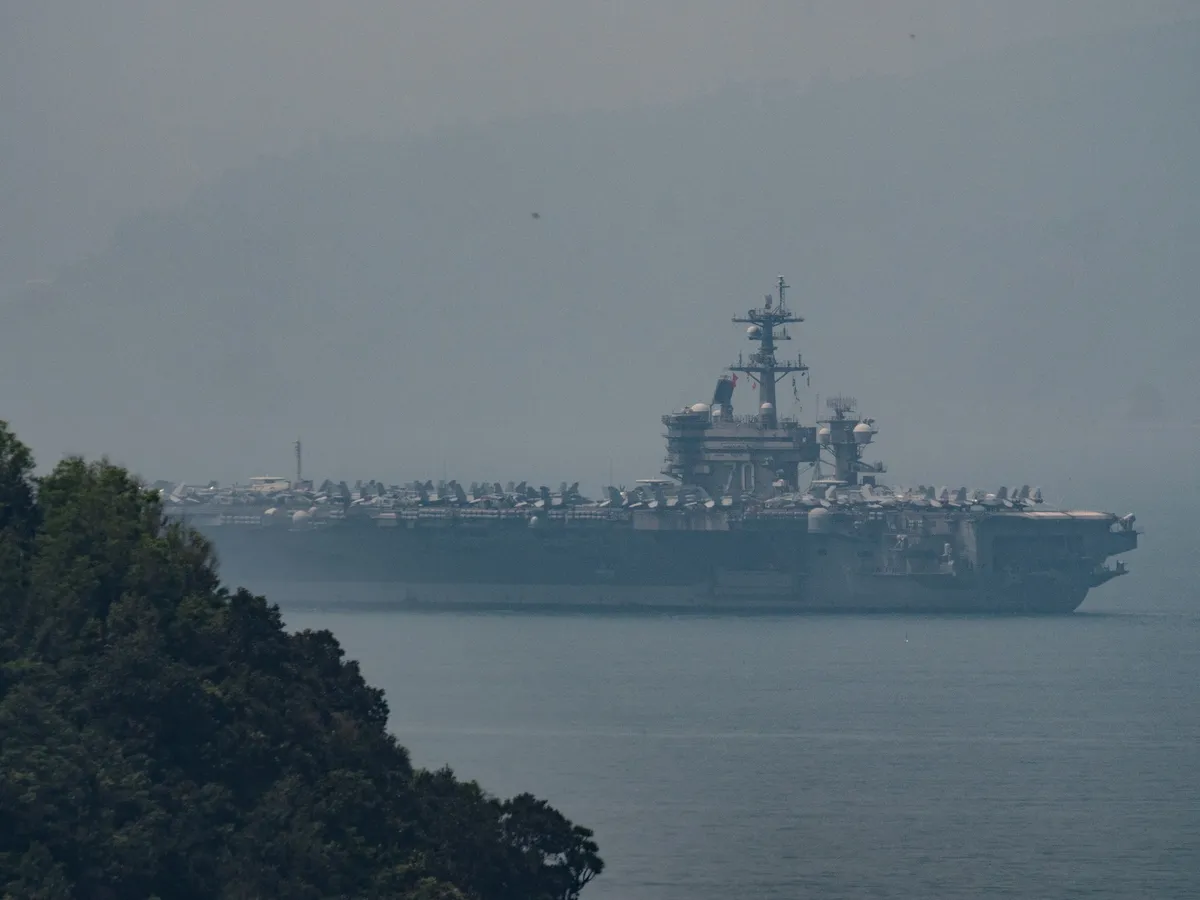 Tàu sân bay Mỹ USS Carl Vinson đã neo đậu trong vịnh Đà Nẵng - Ảnh 8. Tàu sân bay Mỹ USS Carl Vinson đã neo đậu trong vịnh Đà Nẵng - Ảnh 8.
