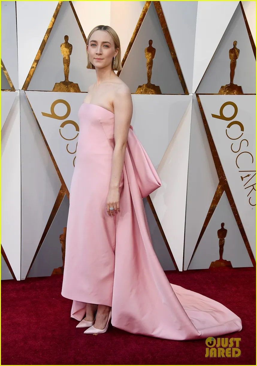 saoirse-ronan-beanie-feldstein-2018-oscars-04