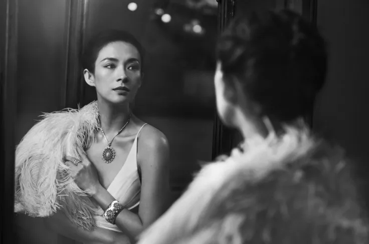 Chương Tử Di đẹp nao lòng qua ống kính của Peter Lindbergh - Ảnh 3.