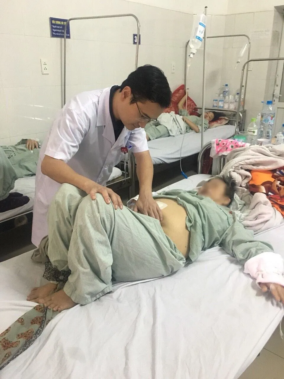 Hy hữu: Bệnh nhân nuốt phải xương gà gây thủng ruột non - Ảnh 2. Hy hữu: Bệnh nhân nuốt phải xương gà gây thủng ruột non - Ảnh 2.