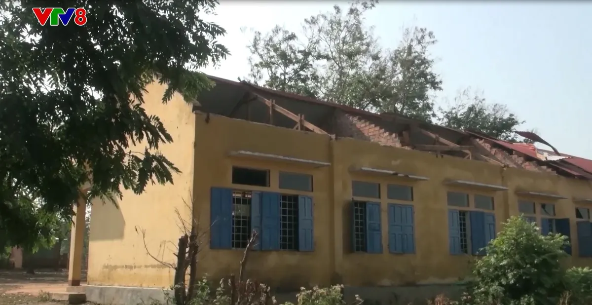 Kon Tum khắc phục hậu quả lốc xoáy khiến 100 nhà dân, phòng học tốc mái - Ảnh 1. Kon Tum khắc phục hậu quả lốc xoáy khiến 100 nhà dân, phòng học tốc mái - Ảnh 1.