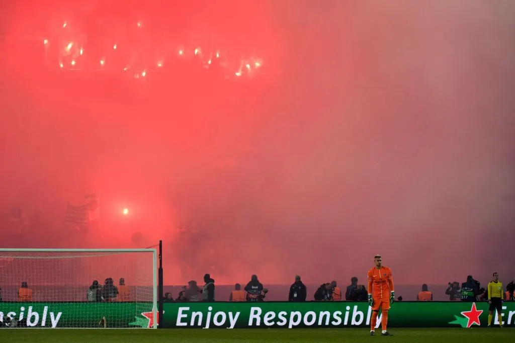 Ronaldo suýt bị ném trúng chai nước từ khán đài trong chiến thắng PSG - Ảnh 2. Ronaldo suýt bị ném trúng chai nước từ khán đài trong chiến thắng PSG - Ảnh 2.