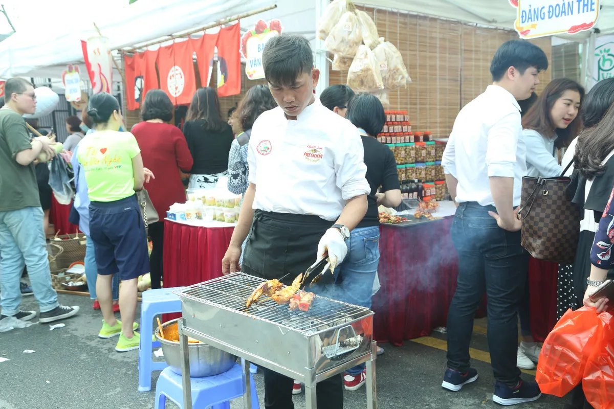 Rộn ràng Hội chợ Mùa Xuân chào đón ngày Quốc tế phụ nữ 8/3 - Ảnh 7. Rộn ràng Hội chợ Mùa Xuân chào đón ngày Quốc tế phụ nữ 8/3 - Ảnh 7.