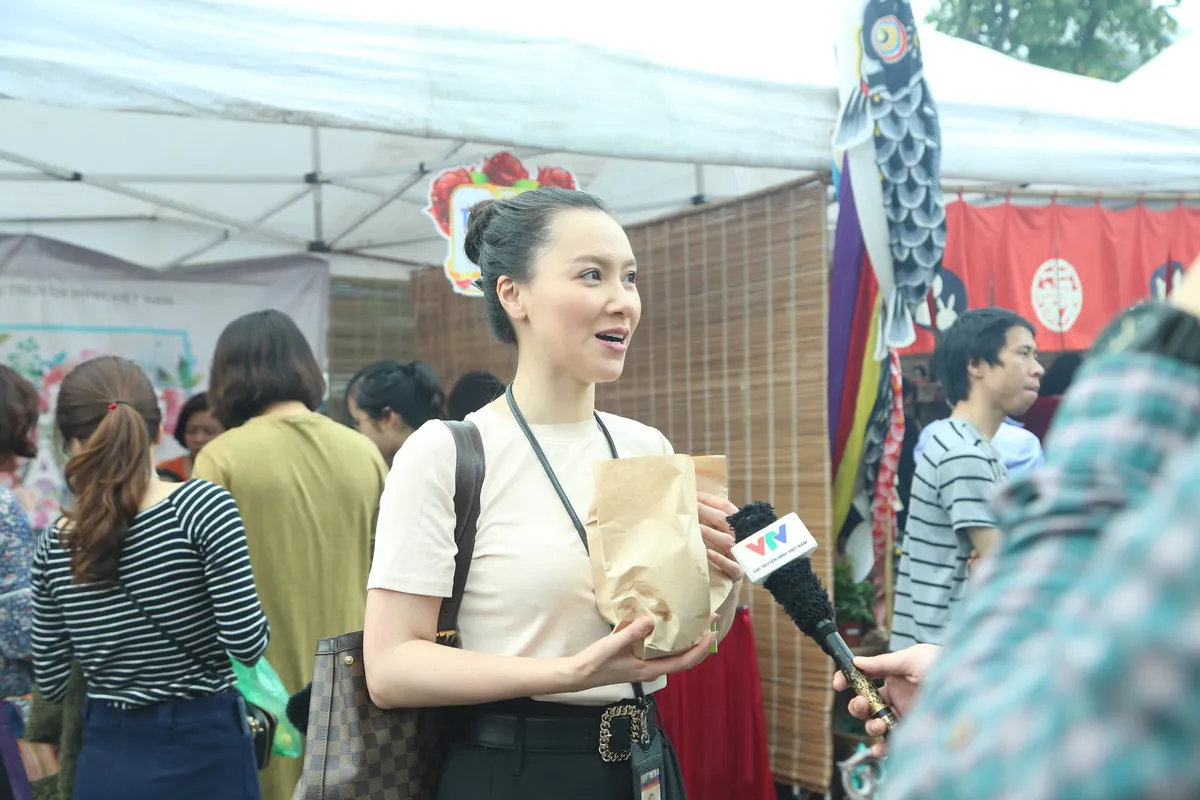 Rộn ràng Hội chợ Mùa Xuân chào đón ngày Quốc tế phụ nữ 8/3 - Ảnh 5. Rộn ràng Hội chợ Mùa Xuân chào đón ngày Quốc tế phụ nữ 8/3 - Ảnh 5.