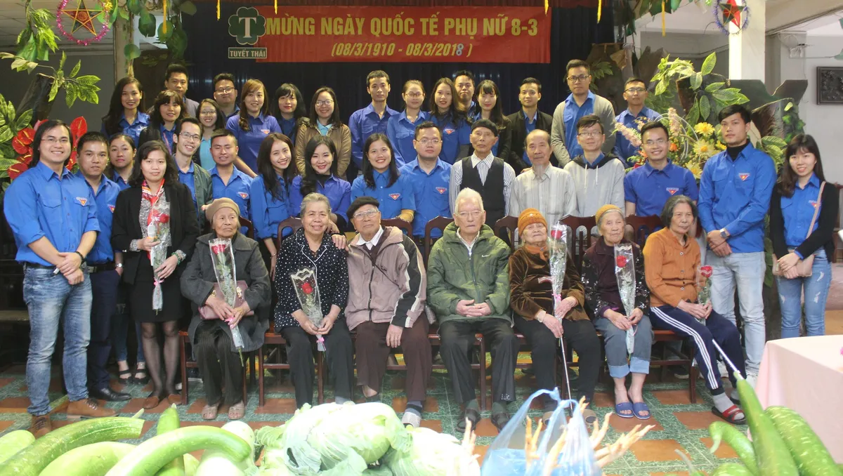 Đoàn thanh niên VTV mang Món quà tình yêu tới những phụ nữ kém may mắn - Ảnh 4. Đoàn thanh niên VTV mang Món quà tình yêu tới những phụ nữ kém may mắn - Ảnh 4.
