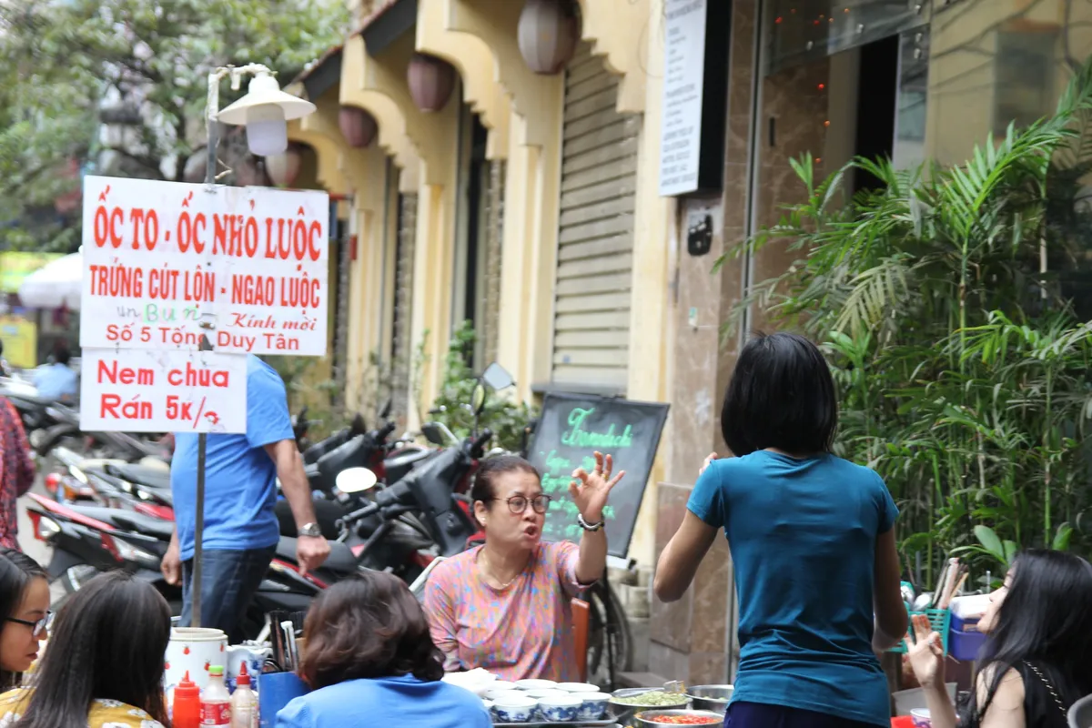 Quán ốc “không lời” giữa lòng Hà Nội - Ảnh 1.