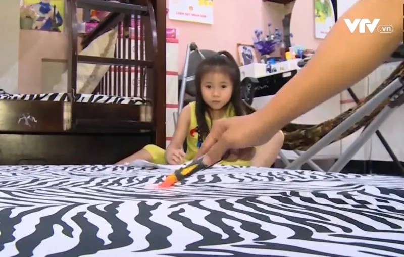 Vật dụng trong nhà bỗng dưng tích điện, người dân Bạc Liêu lo sợ - Ảnh 2.