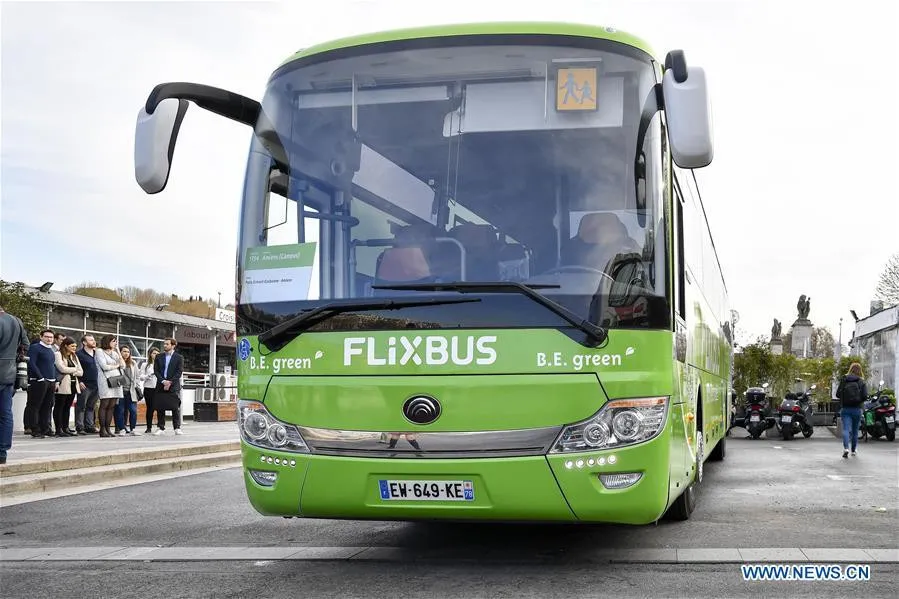 Pháp khai trương xe bus điện đường dài đầu tiên trên thế giới - Ảnh 1.