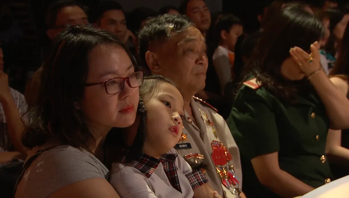 Những người trẻ tử tế l&agrave;m cha mẹ ở tuổi 16, 20 khiến nhiều người rơi lệ - Ảnh 6.