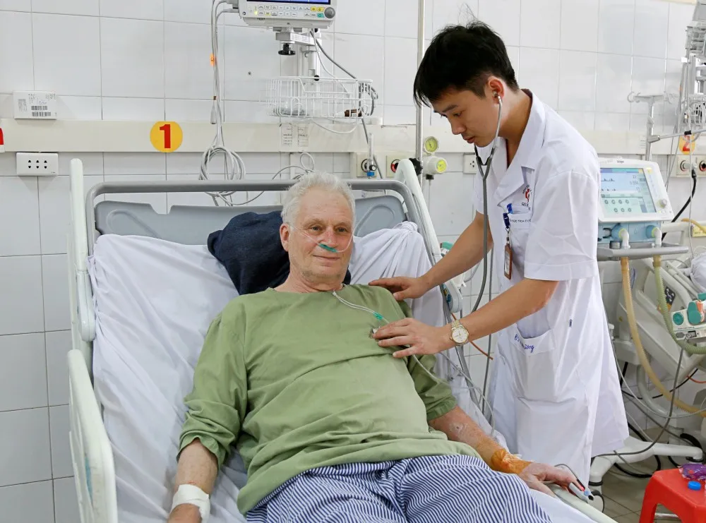 Cứu sống du khách Hà Lan bị nhồi máu cơ tim - Ảnh 1. Cứu sống du khách Hà Lan bị nhồi máu cơ tim - Ảnh 1.