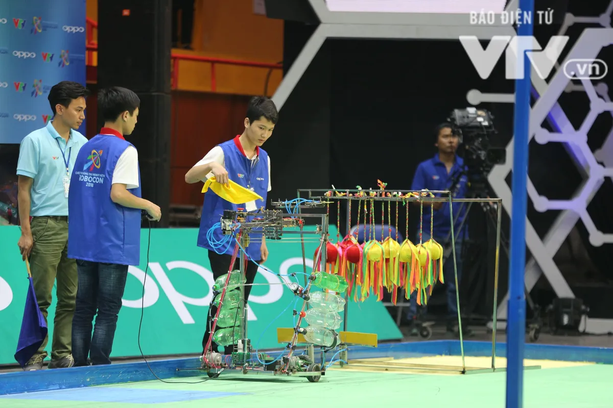 Robocon Việt Nam 2018: Nhiều kỷ lục được xác lập trong ngày thi đấu đầu tiên - Ảnh 24.