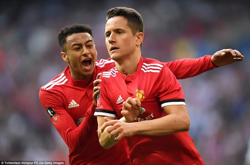ẢNH: HLV Mourinho tức tối trong ngày Man Utd thắng ngược Tottenham ở bán kết FA Cup - Ảnh 14.