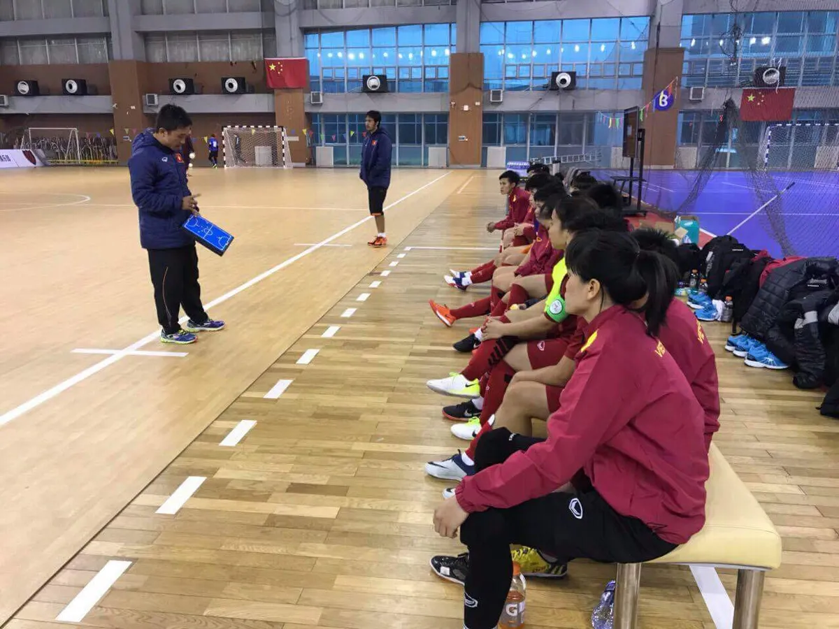 Hướng tới VCK Futsal nữ châu Á 2018: ĐT Futsal nữ Việt Nam hòa 3-3 ĐT Futsal nữ Trung Quốc trong trận tái đấu - Ảnh 2.