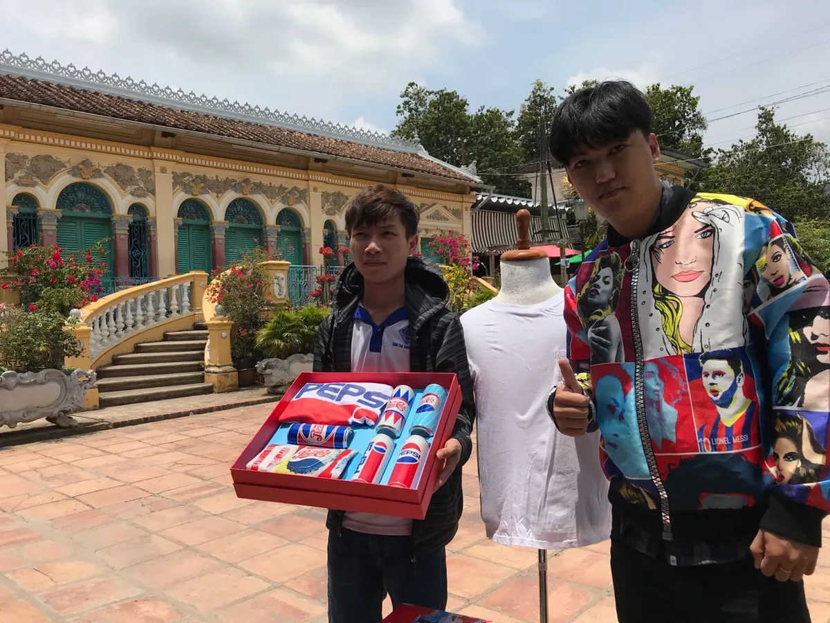 Giới trẻ Cần Thơ sôi sục vì quà chất Pepsi - Ảnh 2. Giới trẻ Cần Thơ sôi sục vì quà chất Pepsi - Ảnh 2.