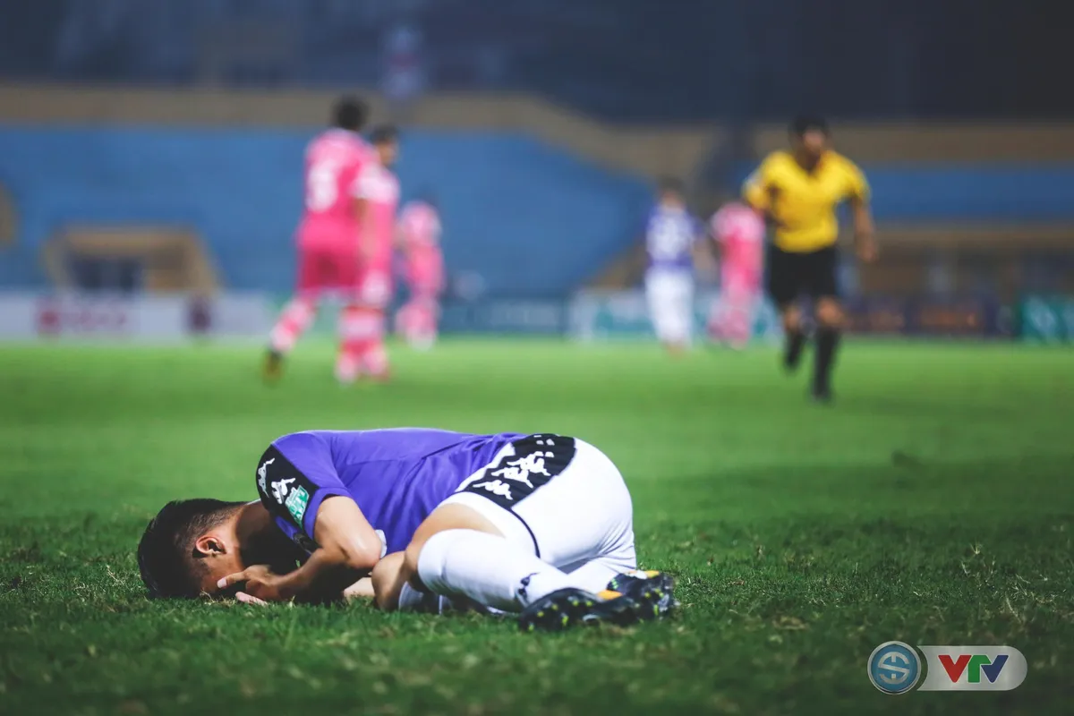 ẢNH: Hoà CLB Sài Gòn, CLB Hà Nội duy trì ngôi đầu bảng - Ảnh 6.
