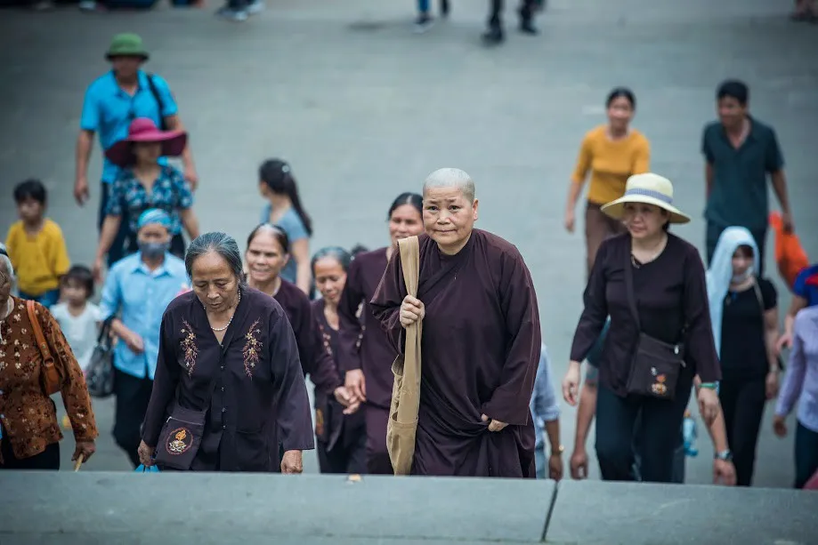 Người dân nườm nượp đổ về Đền Hùng trước ngày chính hội - Ảnh 3.