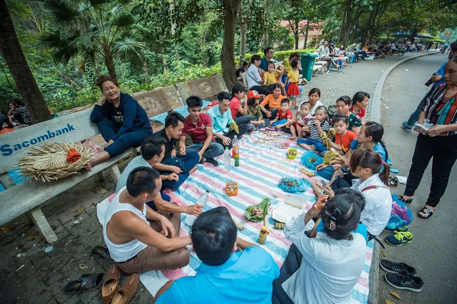 Người dân nườm nượp đổ về Đền Hùng trước ngày chính hội - Ảnh 8.