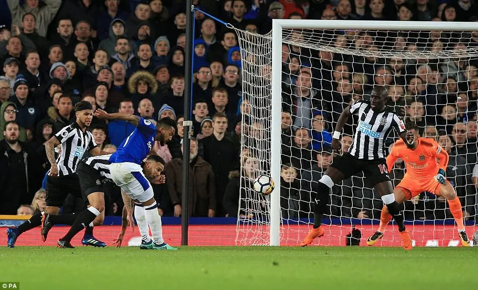 Kết quả bóng đá sáng 24/4: Everton thắng sát nút, Levante ngược dòng thành công - Ảnh 2.