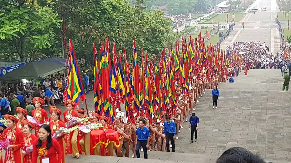 Hàng nghìn người đội mưa vào dâng hương tại Đền Hùng - Ảnh 3.