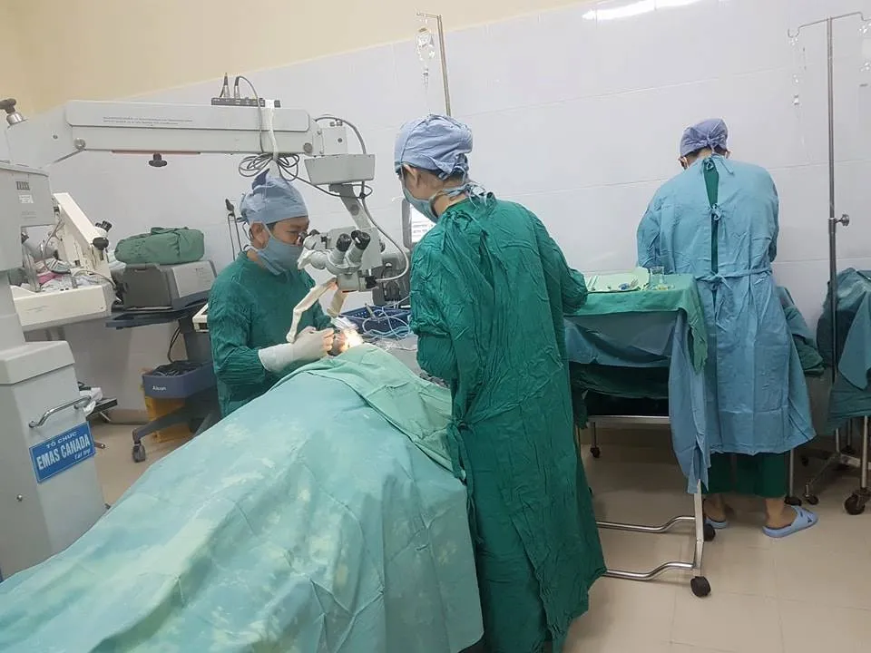Khánh Hòa: 125 người bệnh nghèo được mổ mắt miễn phí - Ảnh 3.